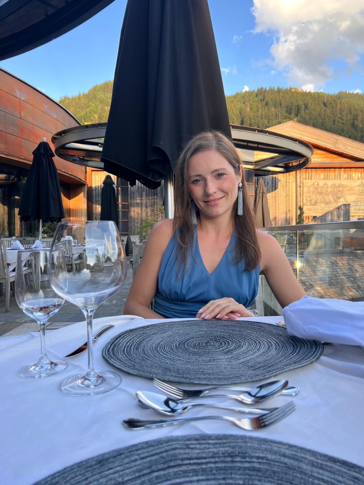 Irina le Fey beim Dinner Date auf einer Restaurantterrasse