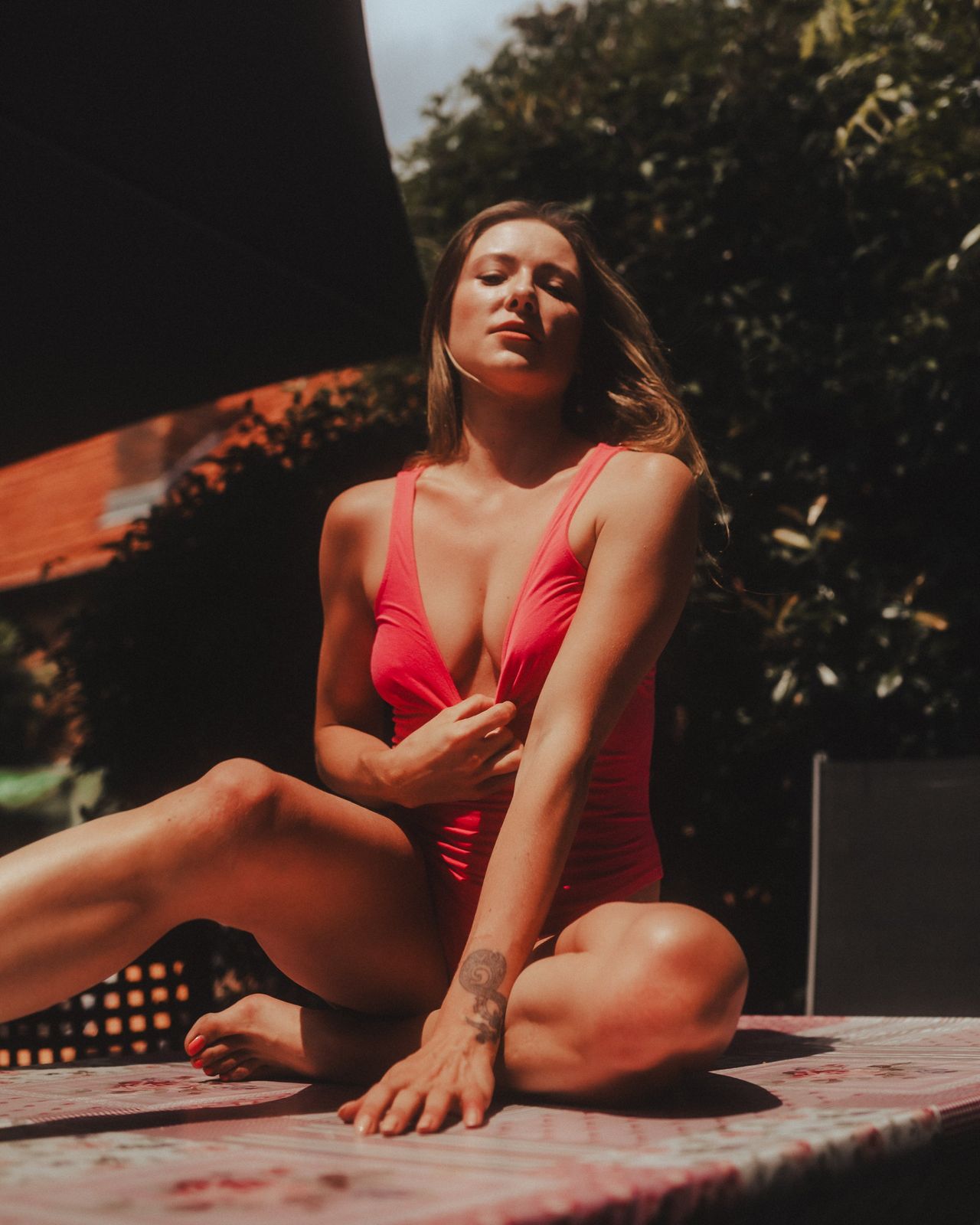 Irina le Fey im roten Badeanzug im Garten