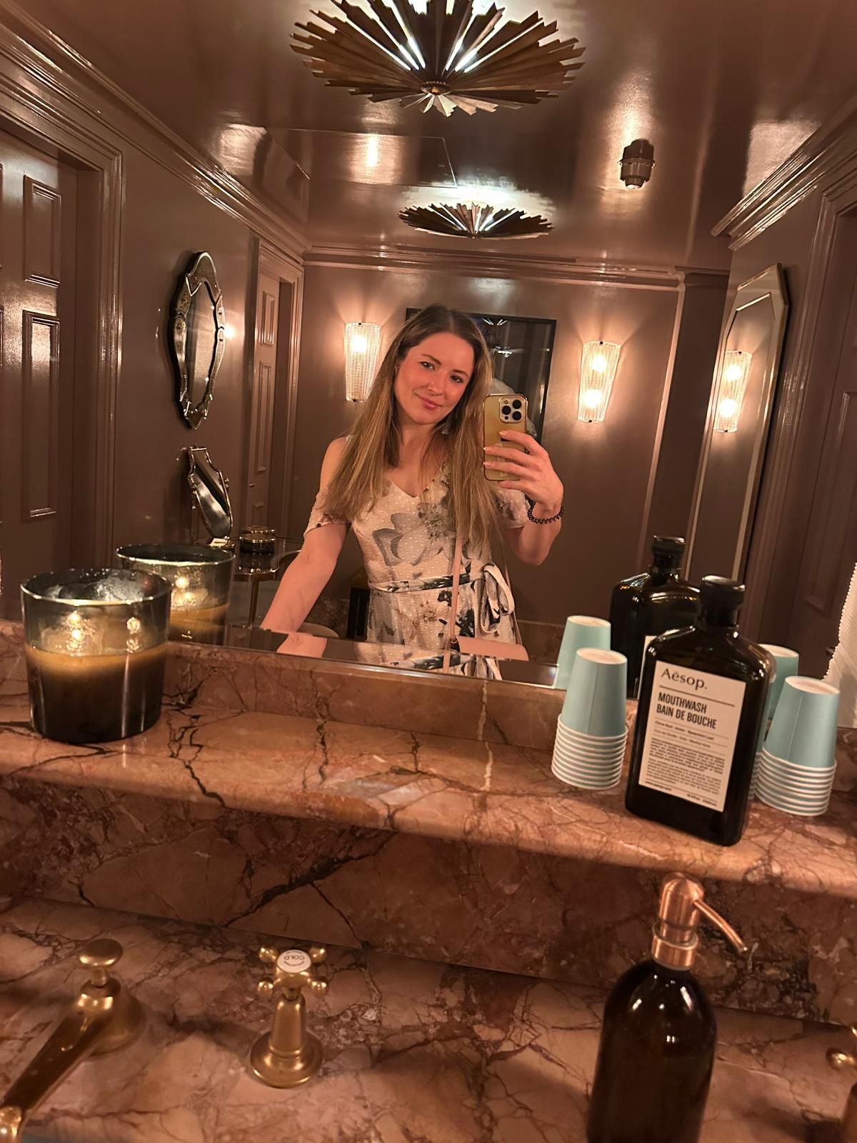 Irina le Fey im geblümten Kleid, Spiegelselfie in einem Hotel