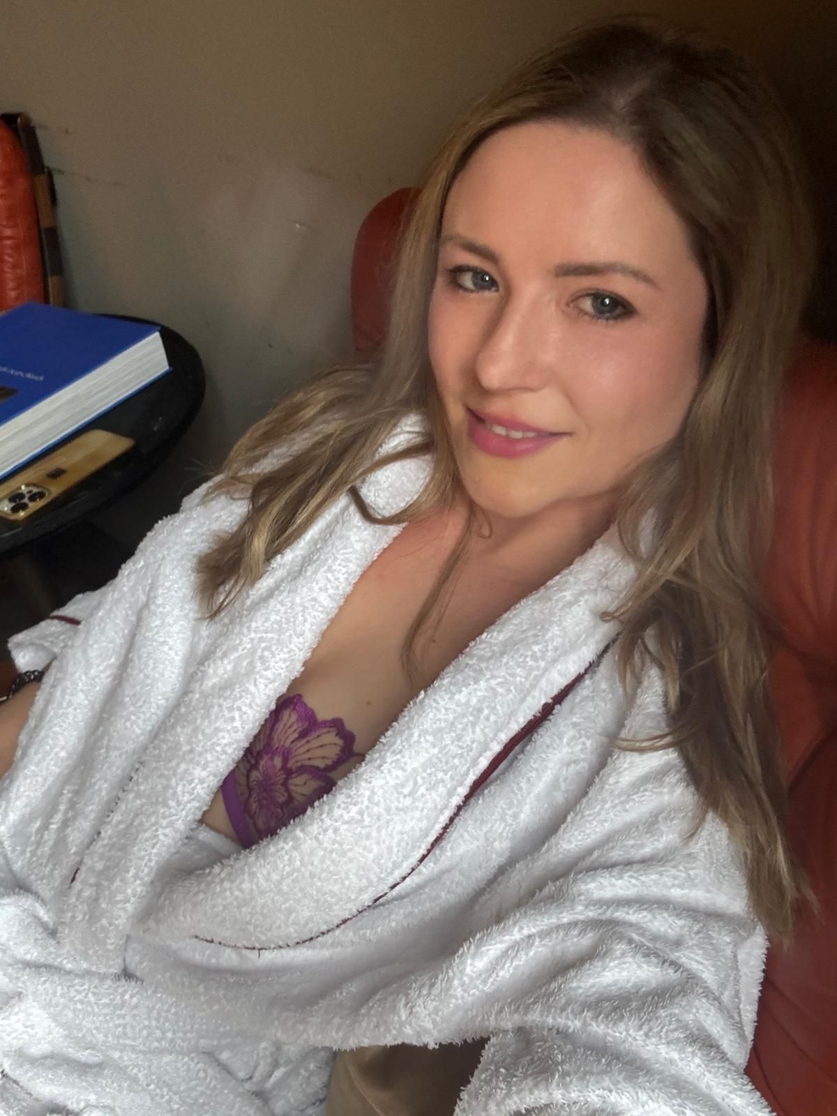 Irina le Fey im Bademantel, Selfie