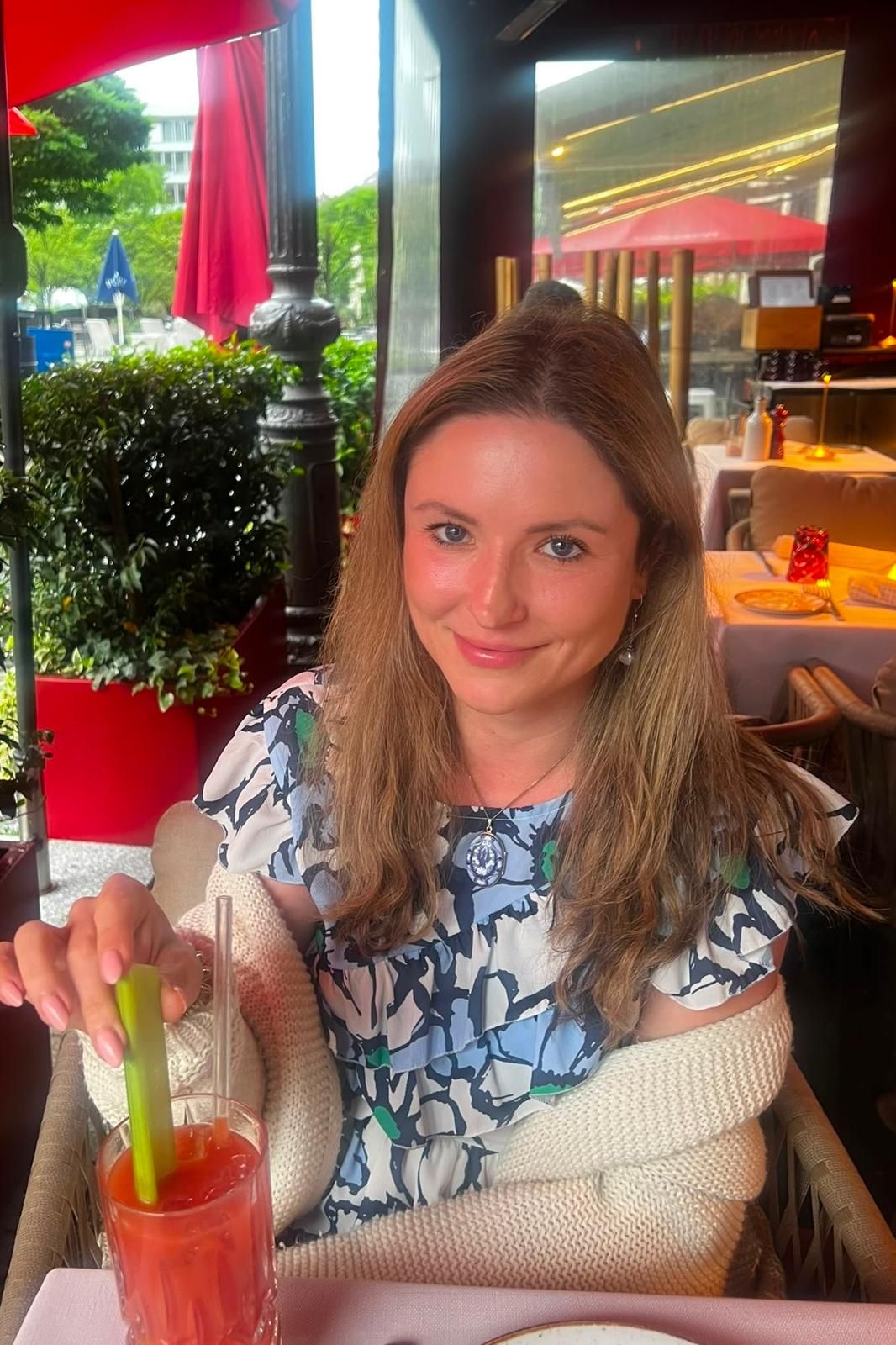 Irina le Fey in einem Restaurant