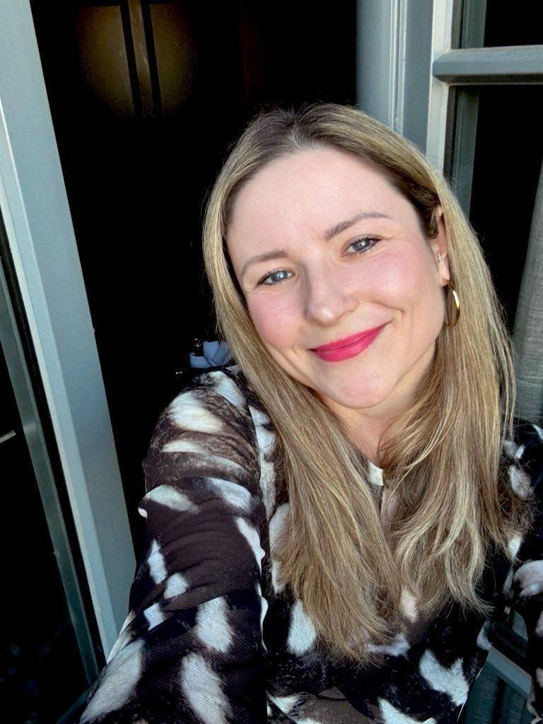 Irina le Fey, Selfie lächelnd