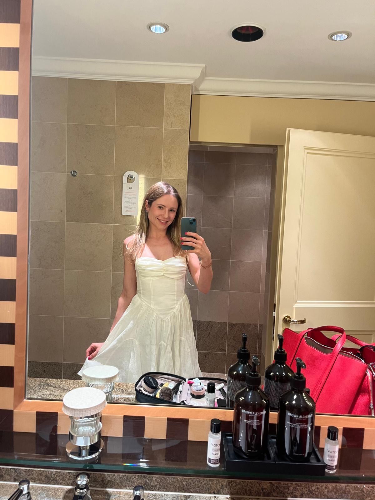 Irina le Fey im weißen Sommerkleid, Spiegelselfie
