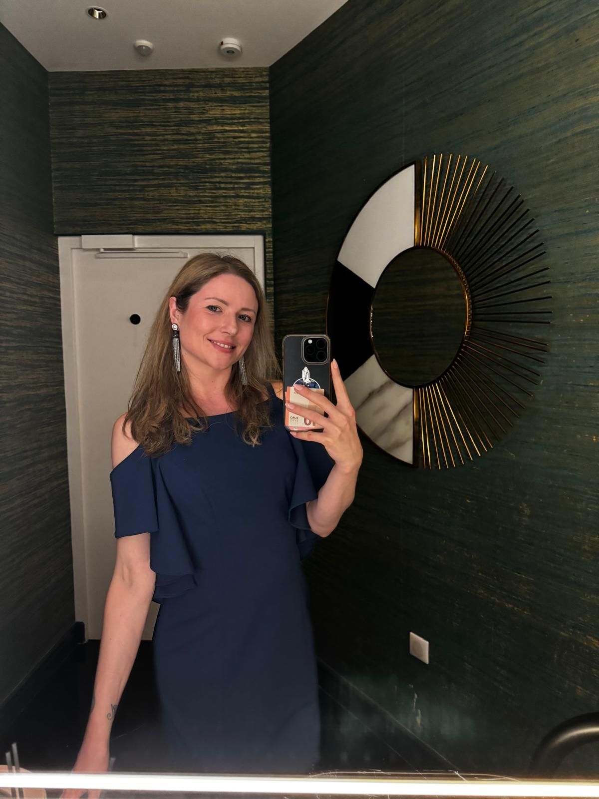 Irina le Fey im dunkelblauen Kleid, Spiegelselfie
