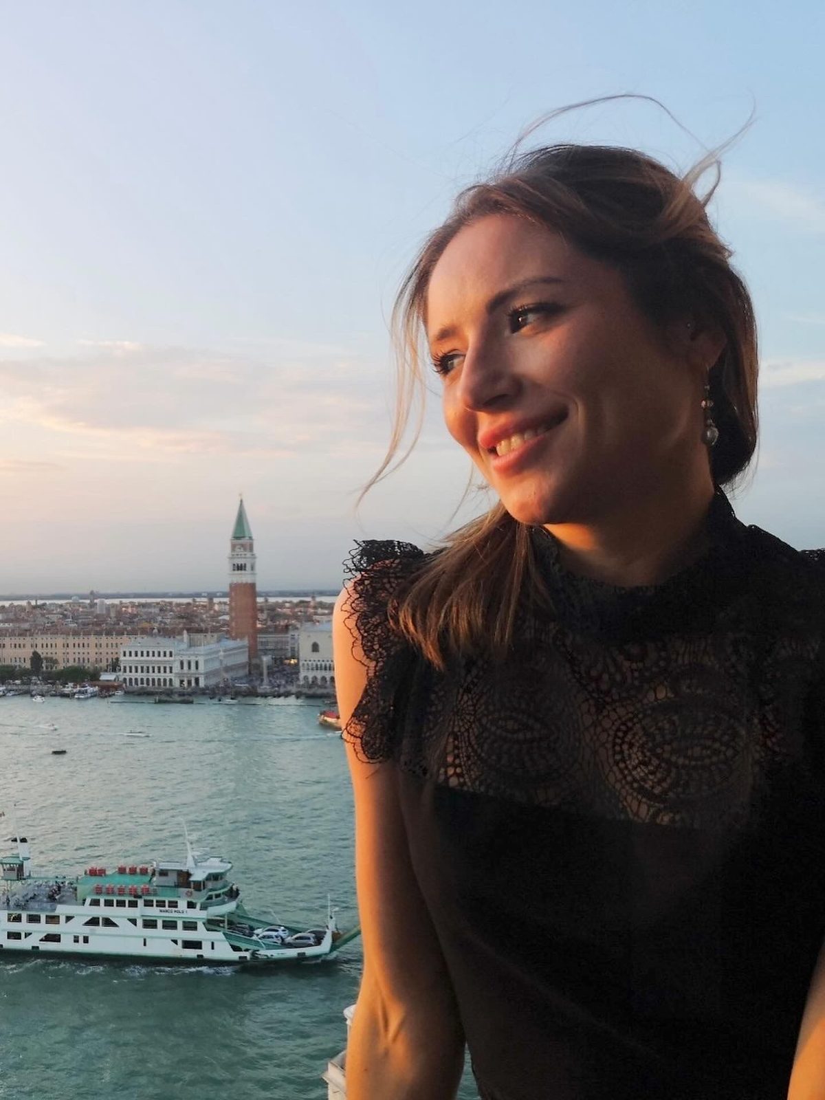 Irina le Fey, Independent High Class Escort, bei Sonnenuntergang in Venedig